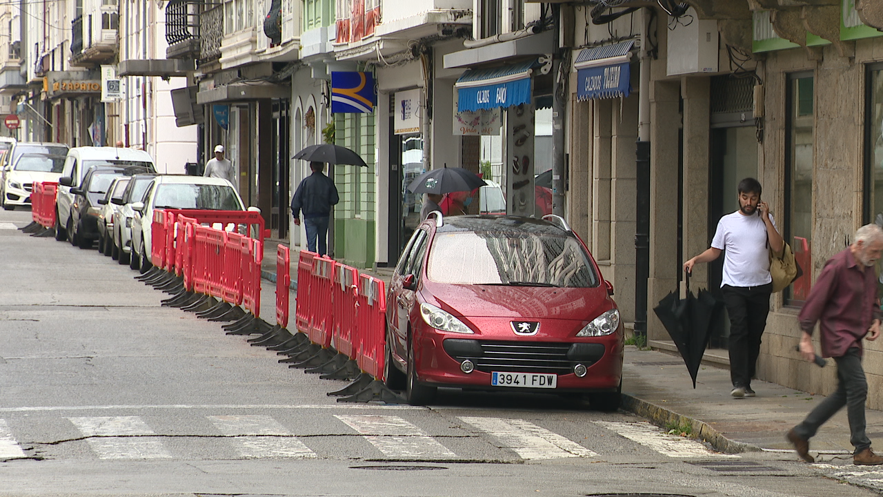 Piden que se retiren os valados que prohiben estacionar na rúa da