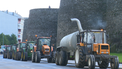 Os gandeiros volven rodear a muralla de Lugo cos seus tractores