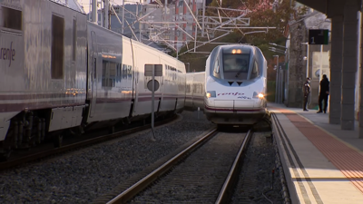 Primeiro tren AVE chegando á estación de Ourense