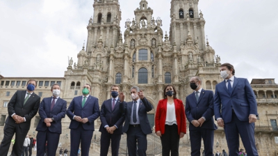 Foto de familia na praza do Obradoiro dos oito presidentes autonómicos reunidos no Foro Santiago