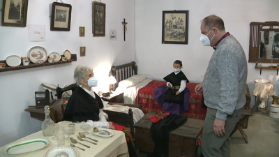 A mostra 'Enraizados' pode verse no local da Agupación Queixumes dos Pinos en Ourense