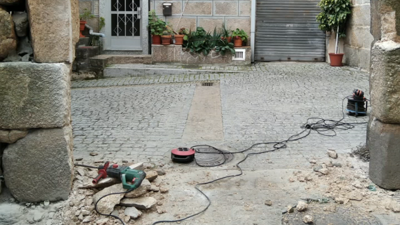 Usaron unha rebarbadora para serrar a pedra