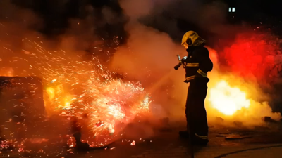 Un bombeiro do GES da Guarda apagando o lume