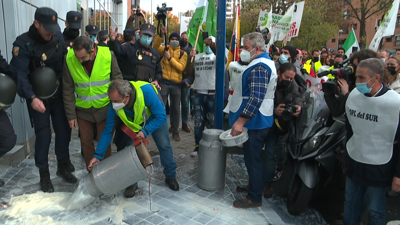 Gandeiros botan leite diante das instalacións de Lactalis en Madrid