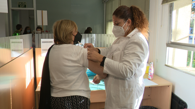 Unha persoa recibe a terceira dose no punto de vacinación de Vilagarcía