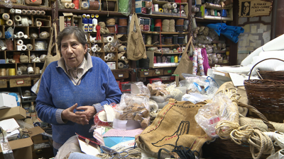Carmen, de 78 anos, representa a terceira xeración dunha familia de comerciantes maragatos