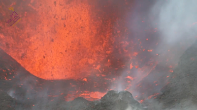 A lava flúe con intensidade dende unha das bocas eruptivas secundarias
