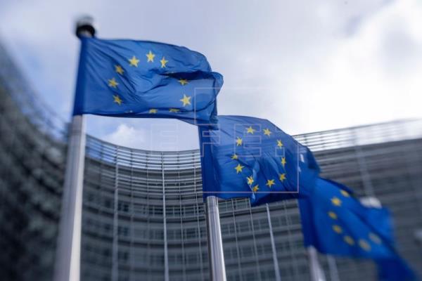 Banderas da Unión Europea fronte á sede da Comisión Europea
