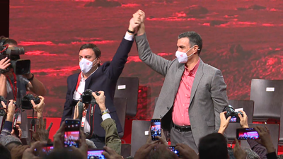 O novo secretario xeral do PSdeG, Valentín González Formoso, arroupado por Pedro Sánchez na súa proclamación ao remate do congreso