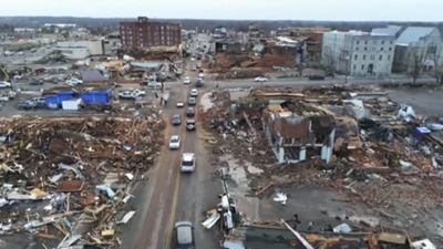 Imaxes co rastro de casas e fábricas arrasadas polos tornados
