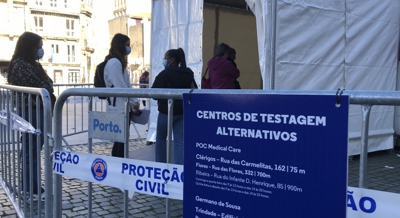 Varias persoas fan fila este mércores nun posto de tests de antíxenos gratuítos no centro do Porto