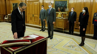 O novo ministro de Universidades, Joan Subirats, promete o cargo ante o rei Filipe VI (EFE/Ballesteros)