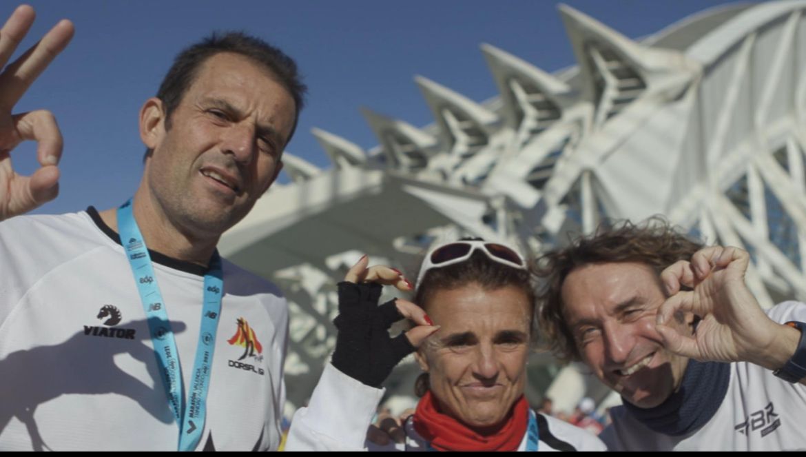 Julia Vaquero, con Siscar e o seu adestrador, Fran Beneyto, ao remate do maratón