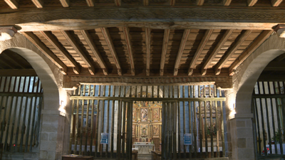 O coro da igrexa de Xunqueira de Espadanedo é un dos poucos policromados que se conservan en Galicia