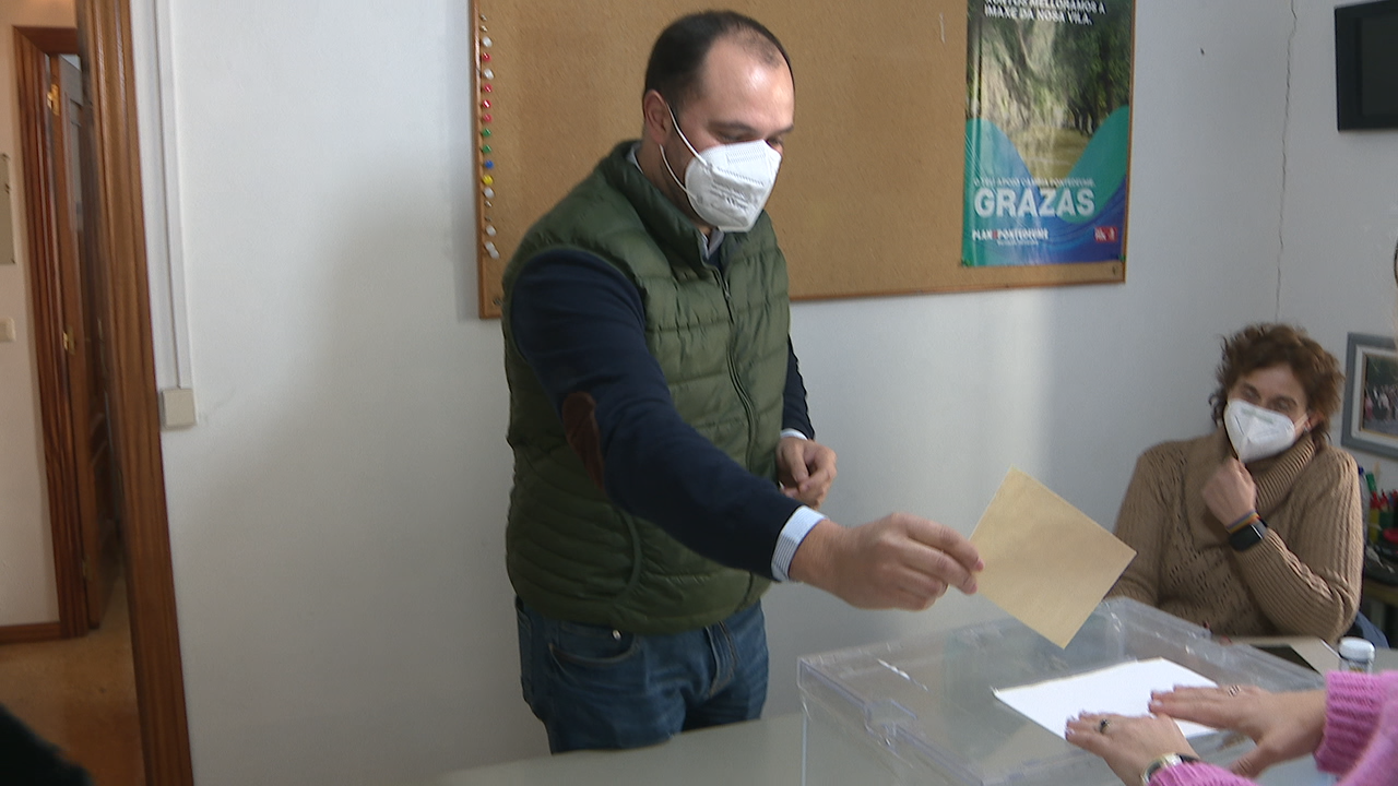 Momento da votación do alcalde de Pontedeume, Bernardo Fernández