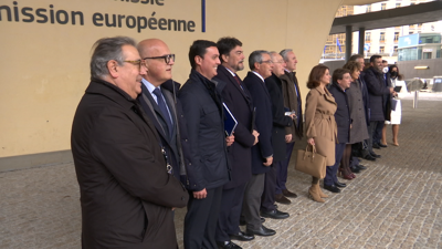 Alcaldes do PP ante a sede das institucións europeas en Bruxelas