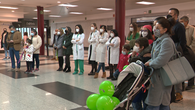 Nenos, familias e sanitarios asistiron no CHUS o Día Internacional do Neno con Cancro