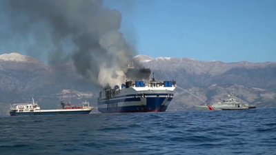Varios buques tentan extinguir o lume con canóns de auga