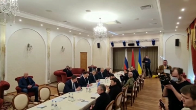 As delegacións de Ucraína e Rusia ao inicio das negociacións
