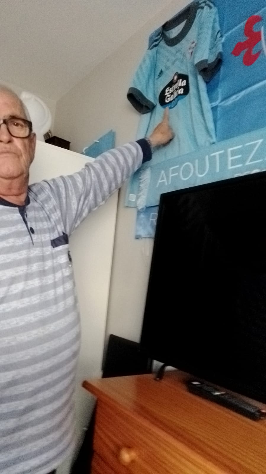 Ramón, no seu domicilio en Cataluña, sinalando a camiseta do seu ídolo, Iago Aspas
