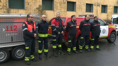 Voluntarios de Protección Civil de Maceda e bombeiros saíron este martes de Maceda con axuda humanitaria