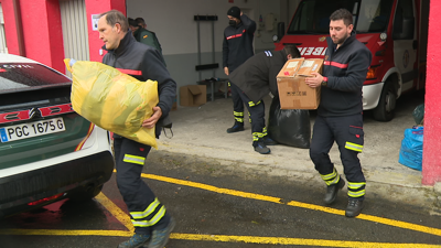 Bombeiros de Maceda e Ourene cargan un dos furgóns que viaxa a fronteira de Ucraína con Polonia