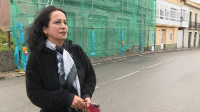 A chilena Sandra River, diante do edificio que vai rehabilitar en Muras para crear un hotel-restaurante