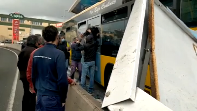 Viaxeiros saen do bus aplastado por un muro en Tenerife