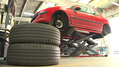 O coche estaba este martes no taller agardando que chegaran os recambios