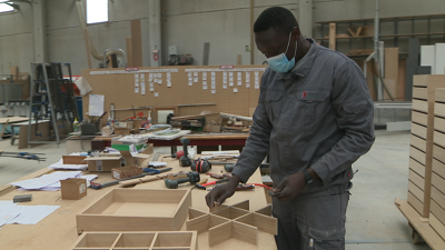 Birane Ngom traballa como carpinteiro nunha ebanistería de Allariz.