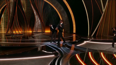Momento no que Will Smith lle arrea unha labazada a Chris Rock na gala de premios
