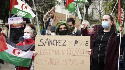 Unha delegación saharauí protestou ante o Congreso e presentou 90.000 sinaturas a favor da autodeterminación (EFE/Luca Piergiovanni)