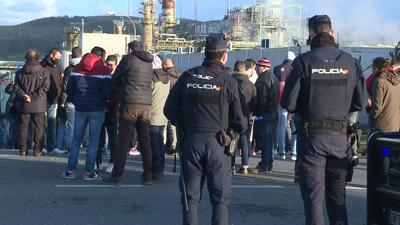 Os traballadores nas portas da refinería de Repsol na Coruña