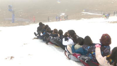 Estudantes de Santiago gozando dun día de neve en Manzaneda
