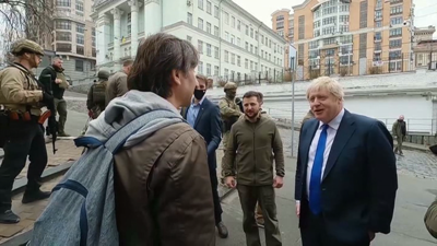 Boris Johnson e Zelenski conversan con cidadáns durante un paseo polo centro de Kíiv