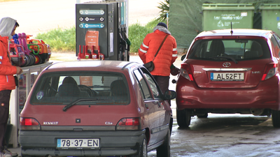 Dous vehículos portugueses na gasolineira de Feces de Abaixo, en Verín