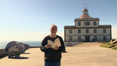 Alexandre Nerium diante do Faro de Fisterra lendo un dos poemas publicados en 'Ara do mar'