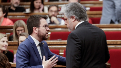 O presidente da Generalitat, Pere Aragonès, conversa co deputado de JxCAT, Albert Batet (EFE/Quique García)