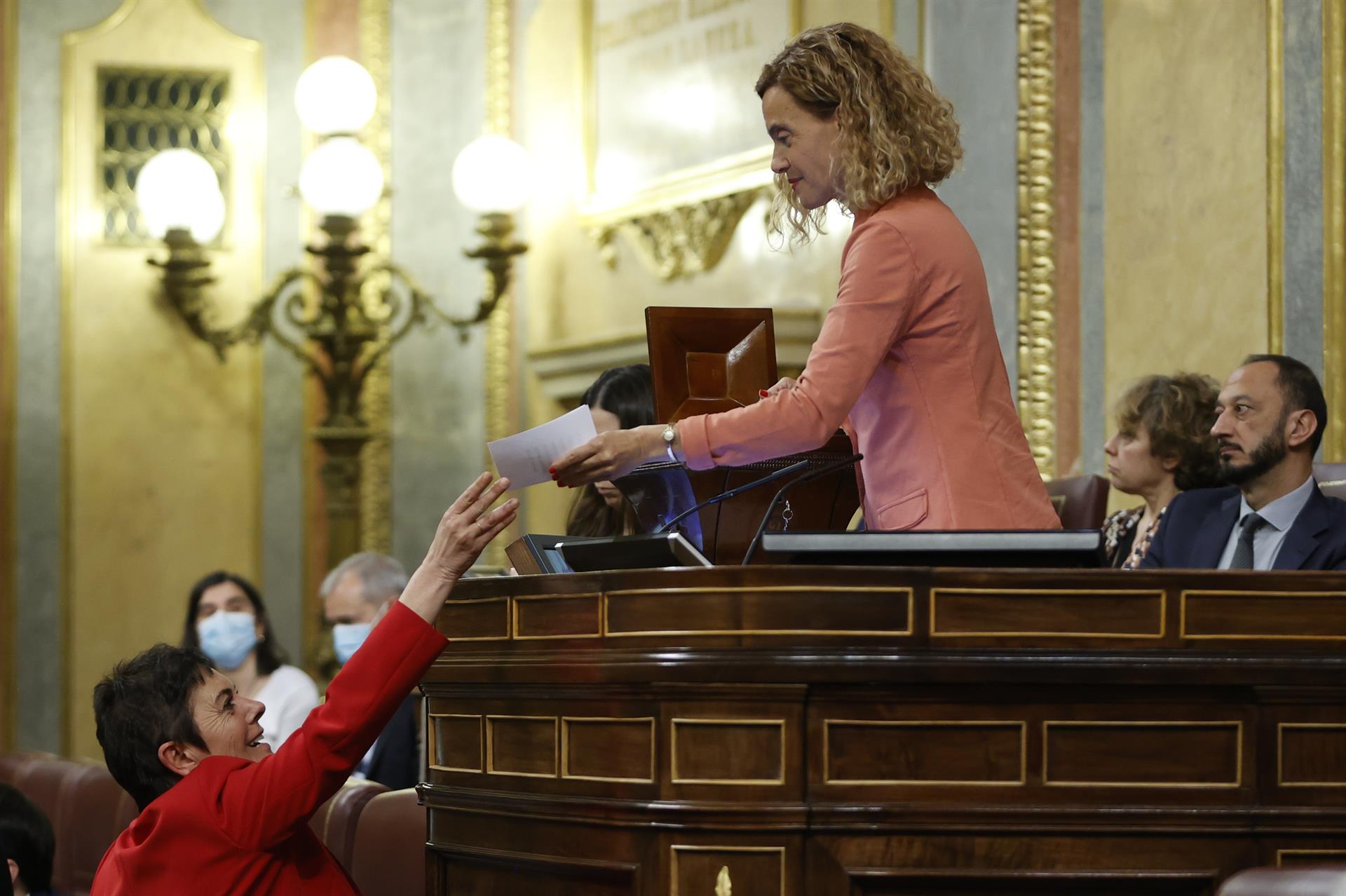 Mertxe Aizpurua, voceira de Bildu, entrega o seu voto para a comisión de segredos oficiais á presidenta do Congreso Meritxell Batet. EFE/Mariscal