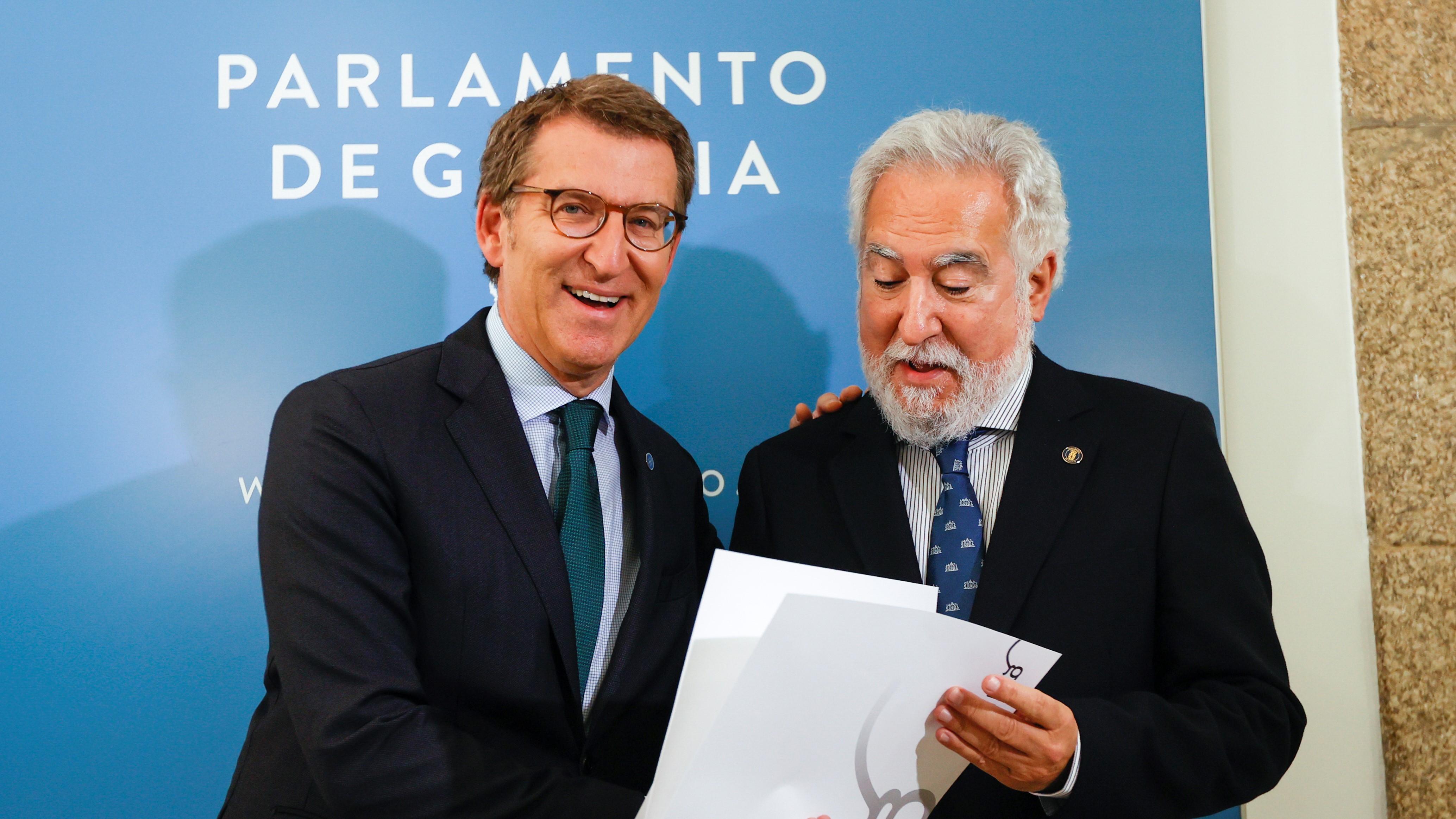 Momento da entrega a Miguel Santalices da carta de dimisión de Feijóo (EFE/Lavandeira jr)