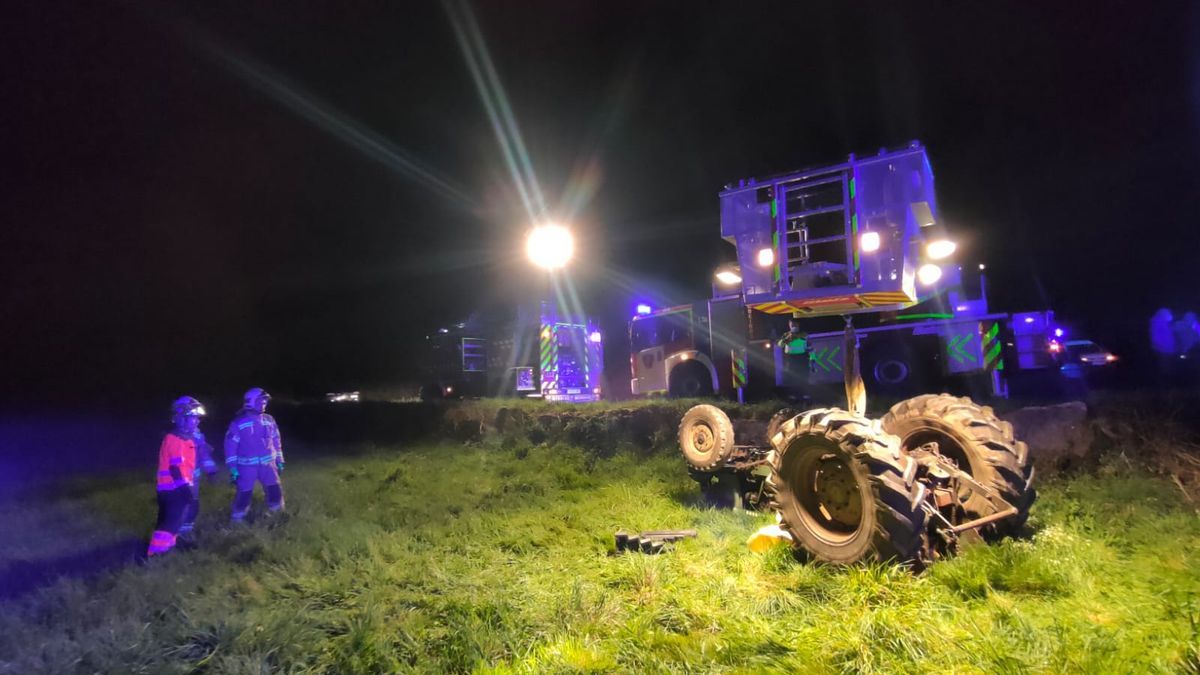 Tractor accidentado en Ventosa/ Bombeiros do Deza