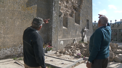 Veciños de Sarreaus observan os danos causados pola caída do muro
