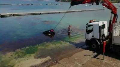 O coche foi retirado cun guindastre este mércores tras pasar a noite mergullado no peirao marinense de Aguete