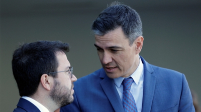 Sánchez e Aragonès saúdanse antes de comezar o acto no Cercle d'Economia (EFE/Quique García)
