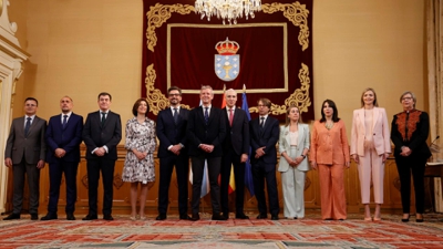 Foto de familia tras a toma de posesión dos once conselleiros do Goberno de Rueda (EFE/Lavandeira jr)
