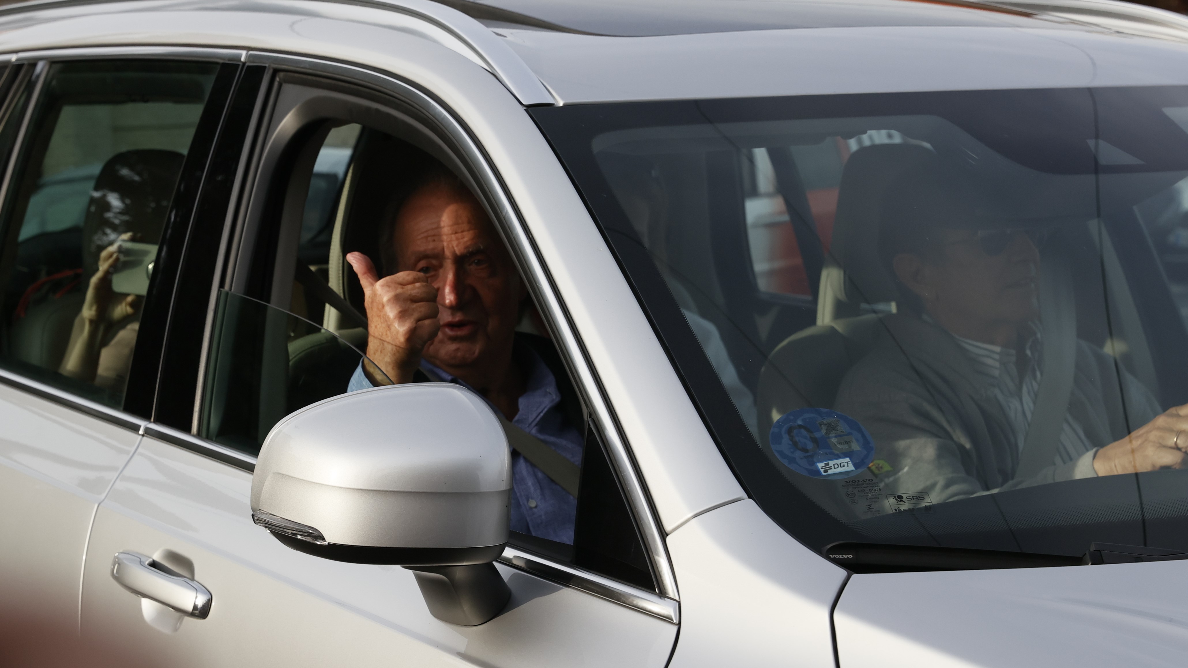 O rei Xoán Carlos chega a Sanxenxo. EFE/Salvador Sas