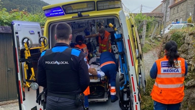 Unha ambulancia evacuou ao home a Montecelo / Polícia local de Poio
