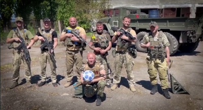 Oleg Smaliychuk, abaixo cun balón, co seu grupo de militares na fronte da guerra en Ucraína