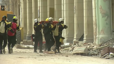 Evacuación da vítimas tras a explosión do Hotel Saratoga da Habana