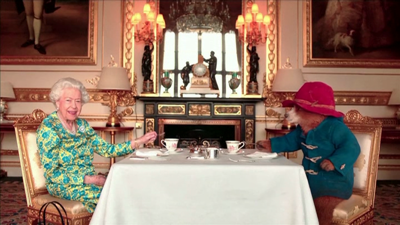 A raíña Isabel II tomando o té co oso Paddington